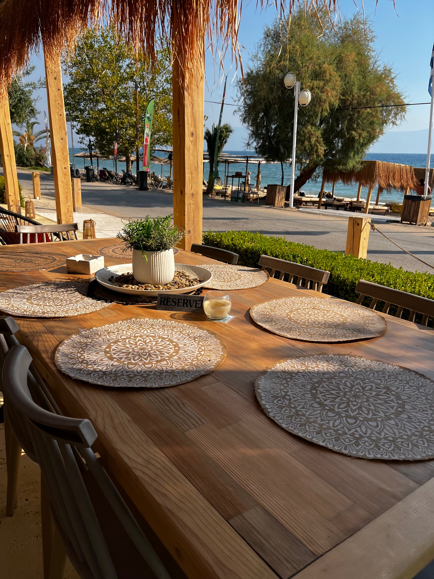 RESTAURANT TABLE